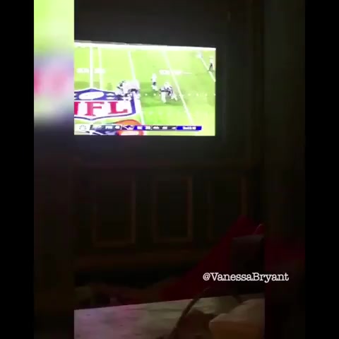 mksports体育多希望你也能见证😢费城老鹰上次夺冠时 科比抱着孩子兴奋庆祝