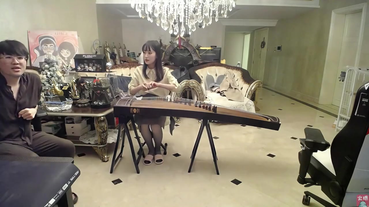 mk体育官方网站入口姿态看Kinko黑丝弹古筝优雅至极：好有感觉，跟电视剧电影里一样