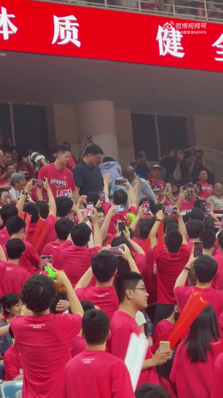mk体育在线登录入口为母校加油！姚明和莫布里&朱俊龙现场观战上交VS太理的8强战