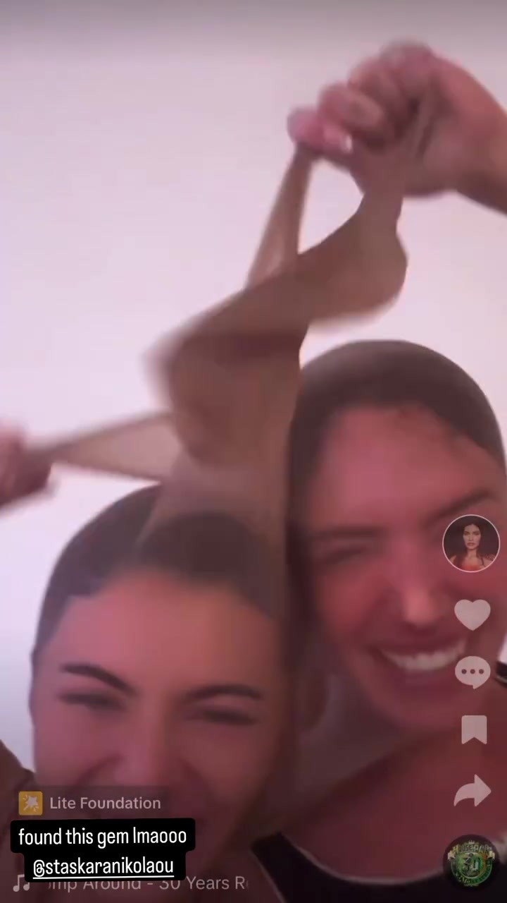 mk体育🌶️凯莉-詹娜玩丝袜套头整蛊游戏为顶级魔鬼身材闺蜜庆生🥵