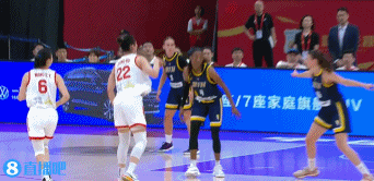 mk体育防不了一点！张子宇内线要位高举高打 顶着两名防守人打成2+0！